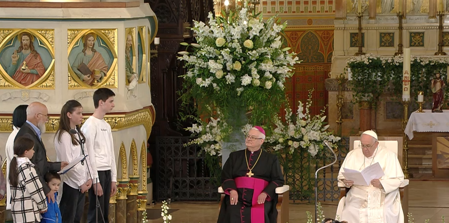 Ferenc pápa látogatása a budapesti Árpád-házi Szent Erzsébet-templomban