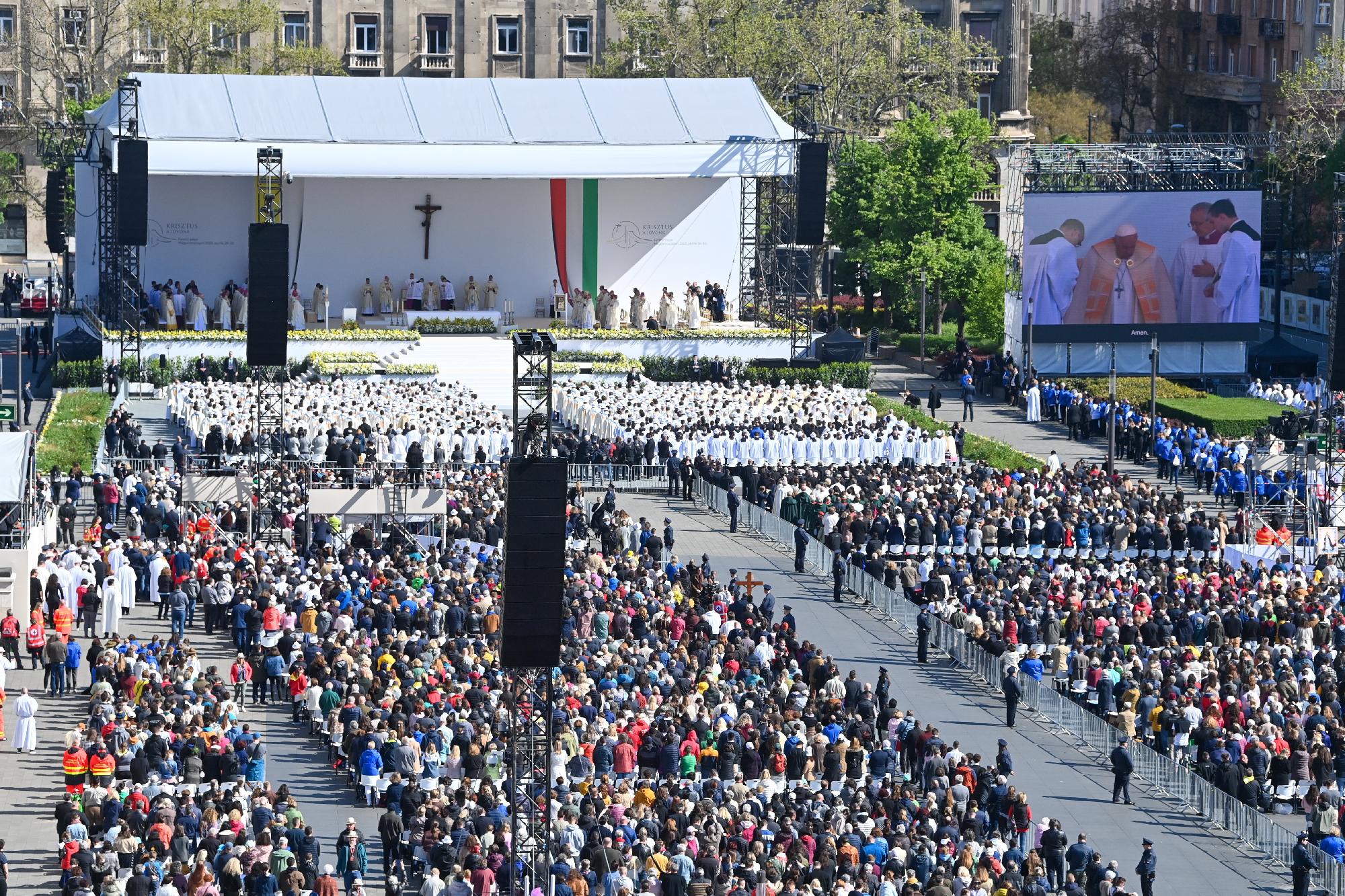 Zsúfolásig telt a Kossuth tér, több 10 ezren voltak Ferenc pápa vasárnapi szentmiséjén