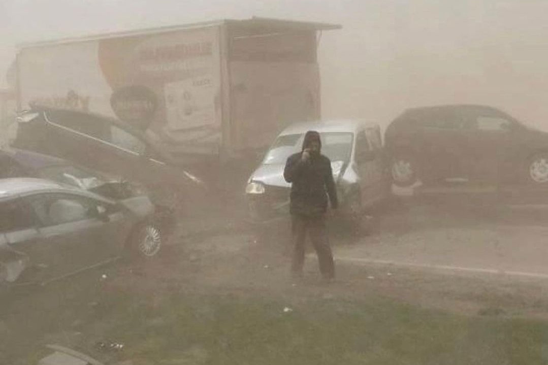  Többen meghaltak egy illinois-i autópályára sújtó porvihar miatt 