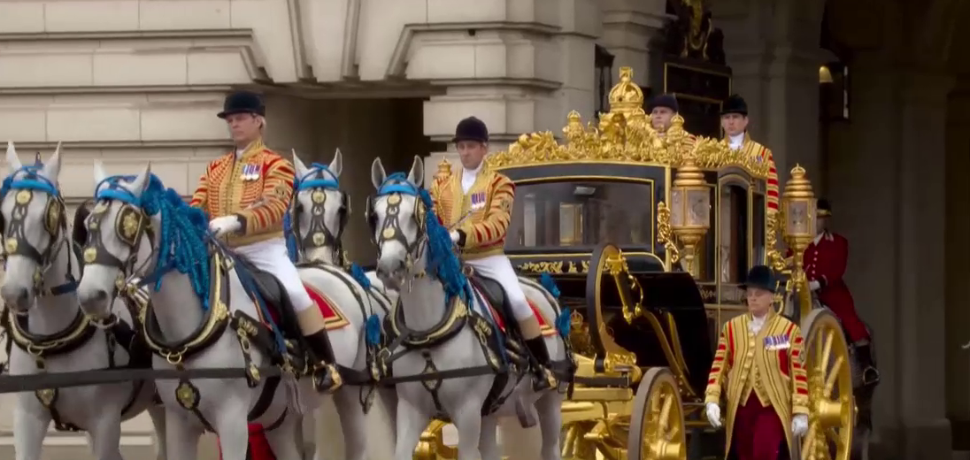 Így hagyta el a Buckingham-palotát III. Károly + videó