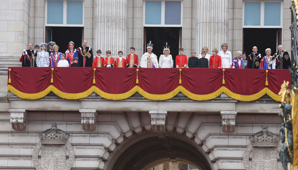 Harry nélkül köszöntötte az ünneplőket a királyi család a Buckingham-palota erkélyén