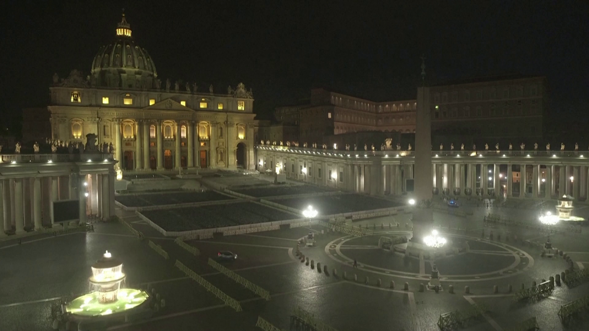 Áttörte egy autó a Vatikán kapuját