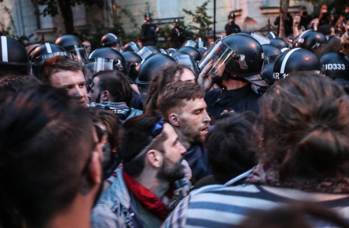 Dulakodnak a tüntetők a rendőrökkel a Lendvay utcában