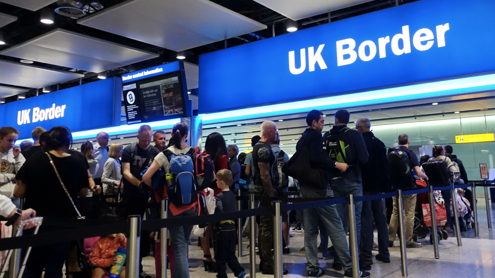 A brit kormány hirdetésekkel igyekszik elriasztani az Albániából érkező illegális bevándorlókat