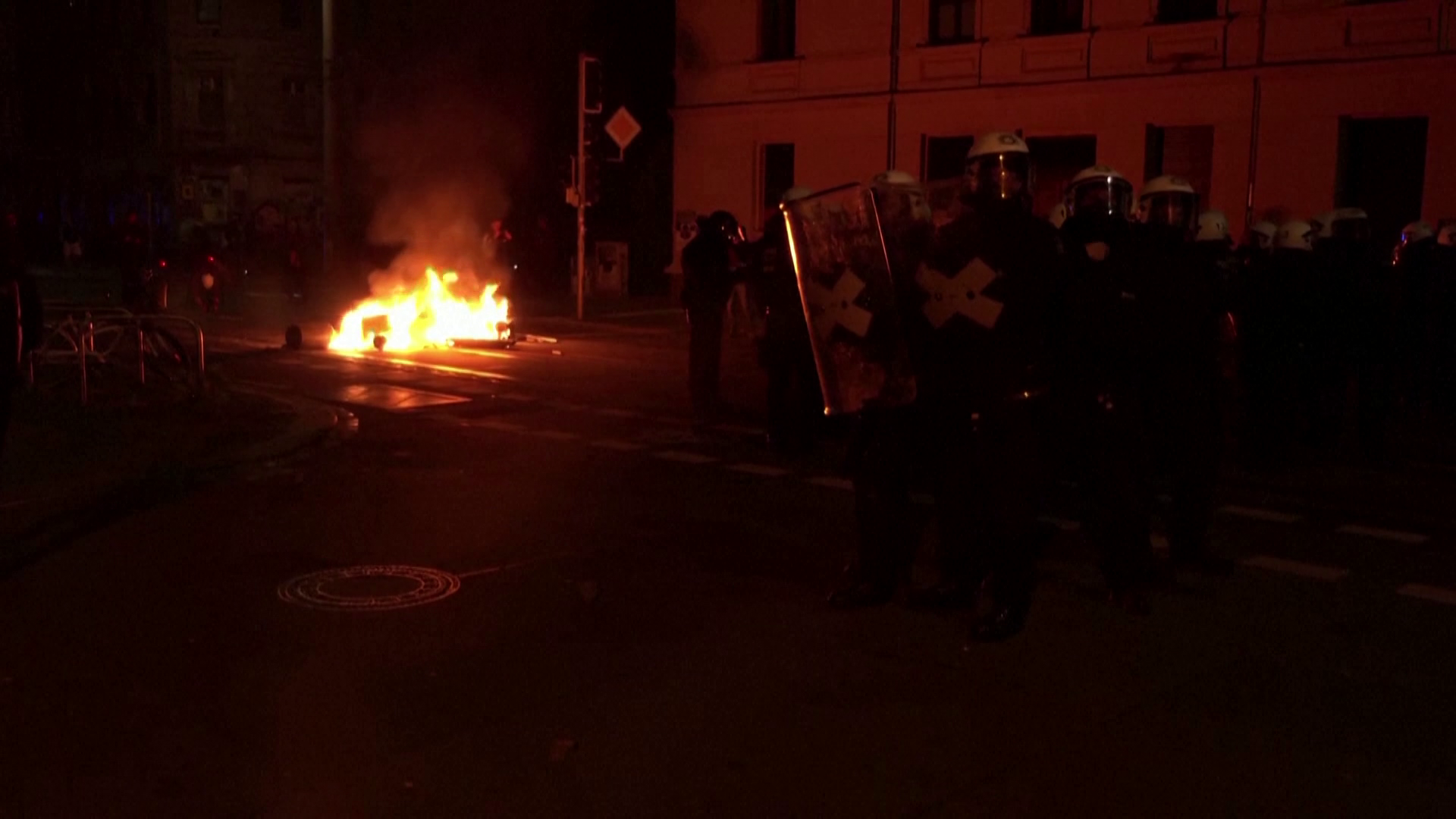 Rendőrökre támadtak szélsőbaloldali tüntetők Lipcsében