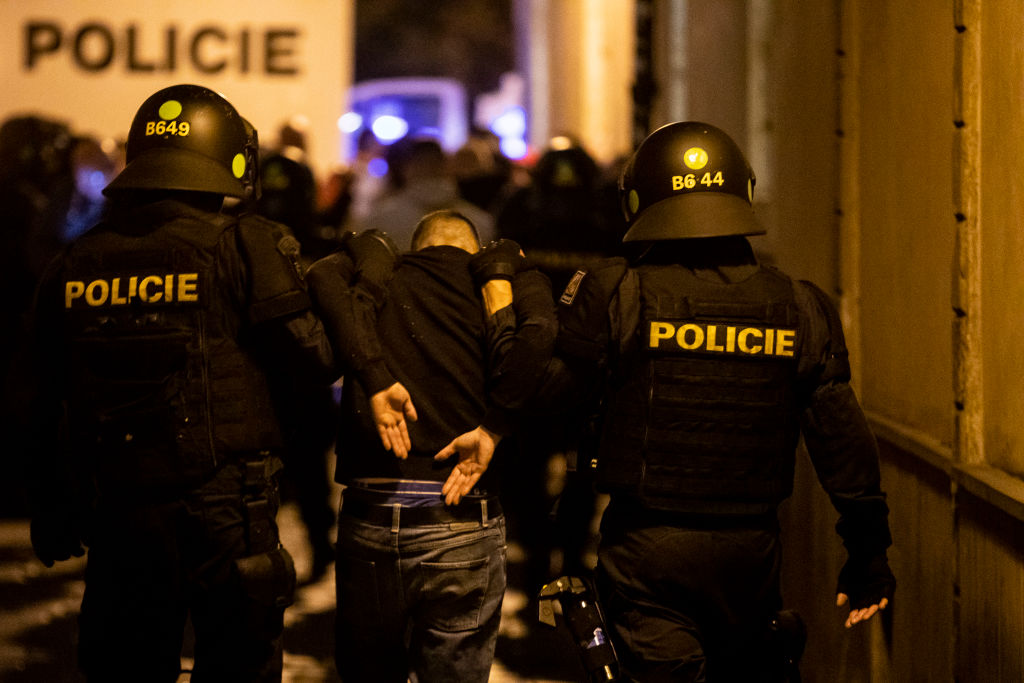 Rohamrendőrökkel csaptak össze a szurkolók Prágában