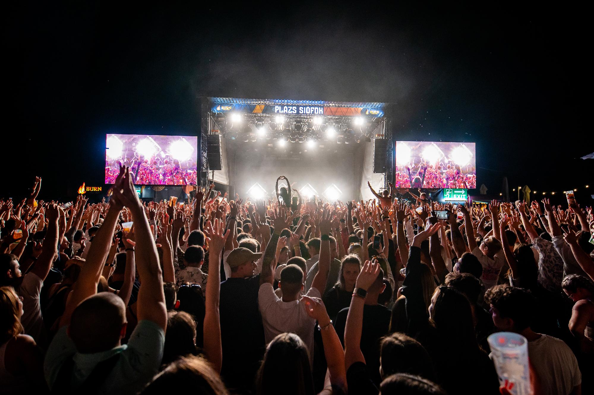 Ákos, Azahriah és a nyár első Boat Partyja a Plázson