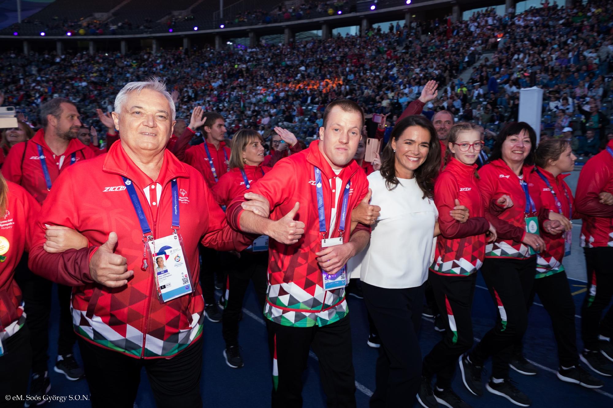 Berlinben szurkolt a magyar csapattal Novák Katalin a speciális olimpián
