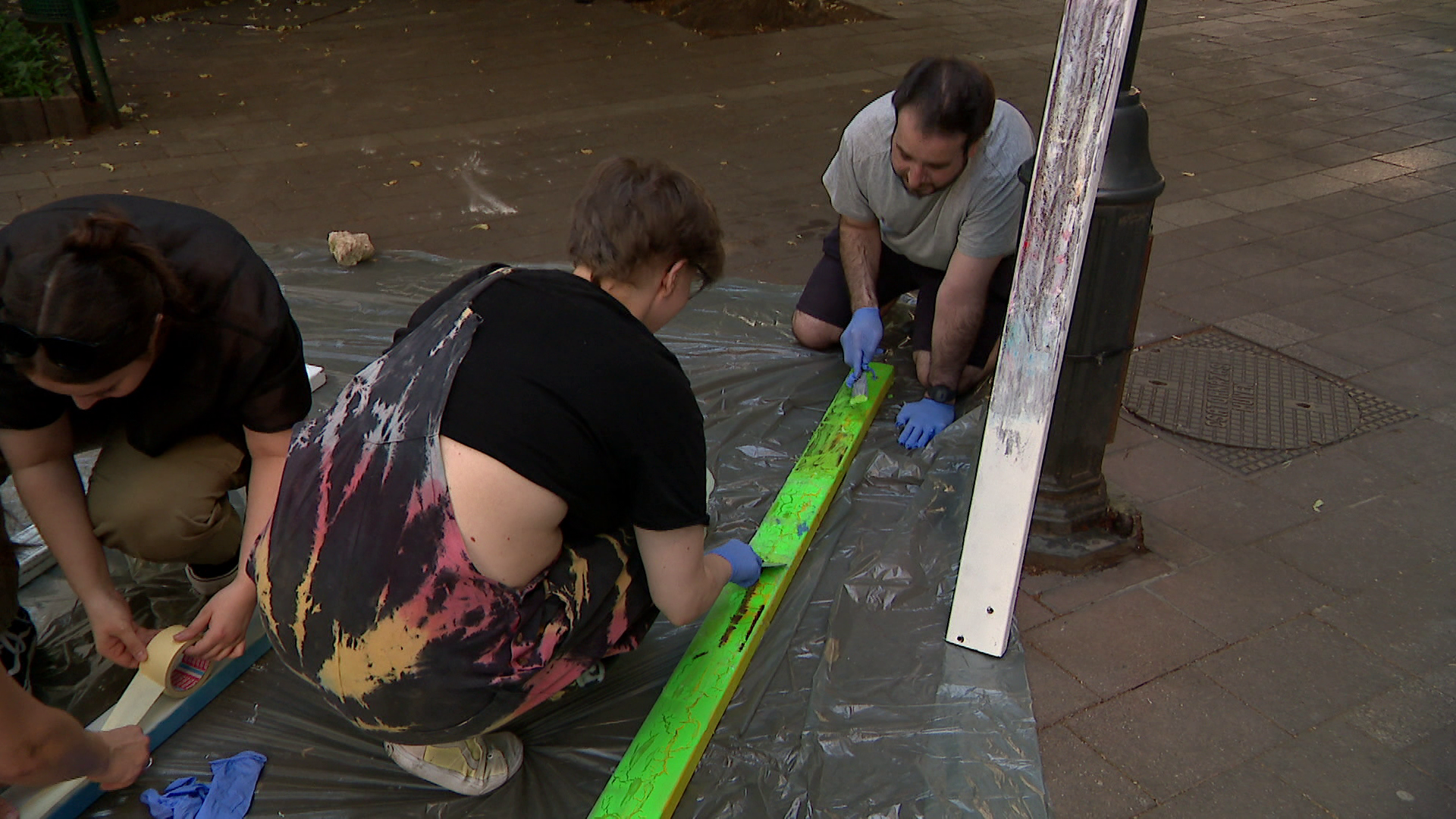 Visszafestik szivárványszínűre a ferencvárosi padot