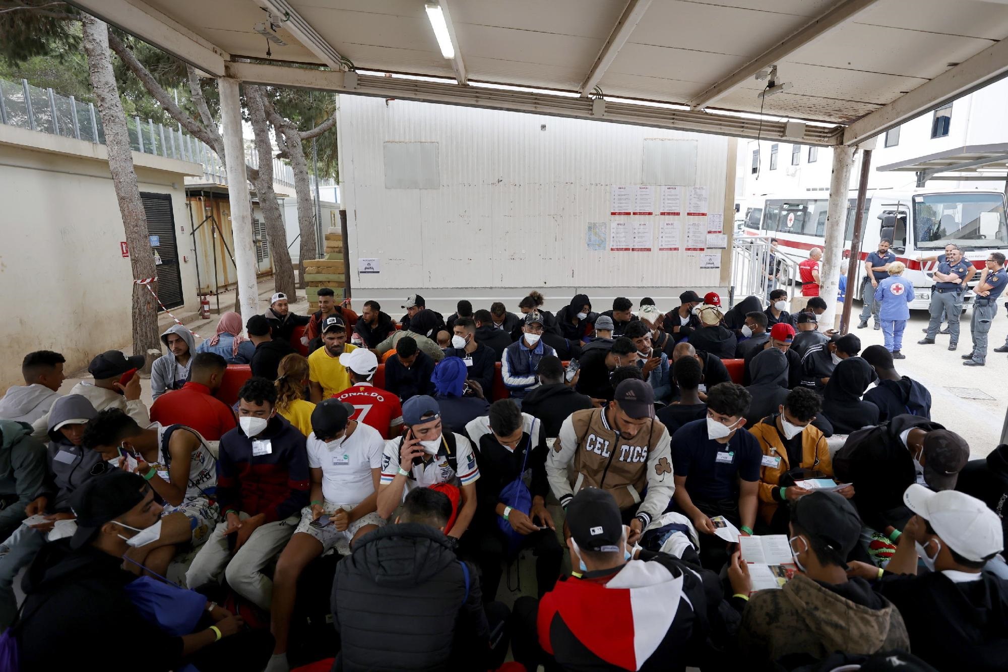 Csaknem ezer új bevándorló érkezett Lampedusa szigetére egy nap alatt