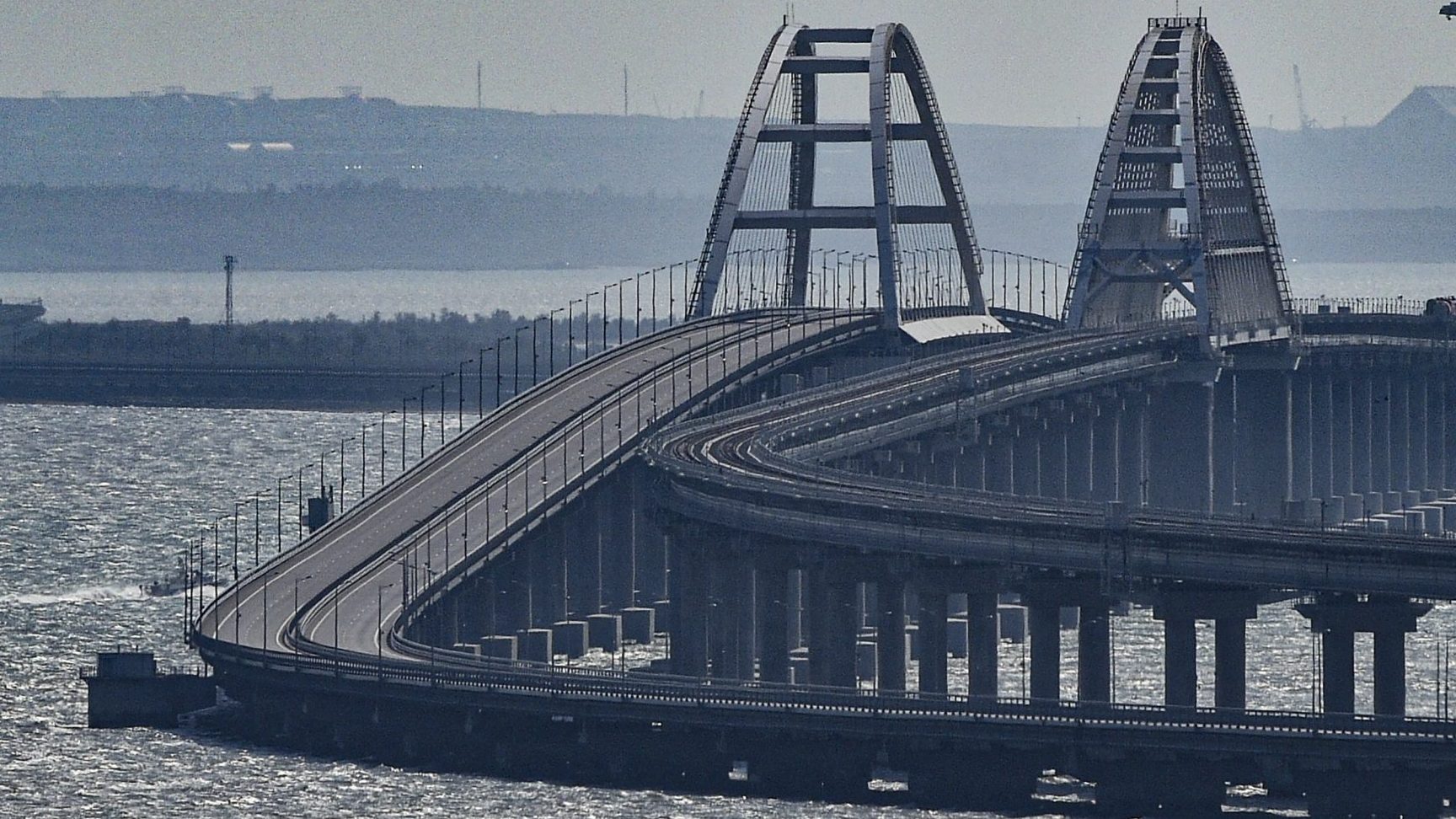 Leállították a forgalmat a Krími hídon