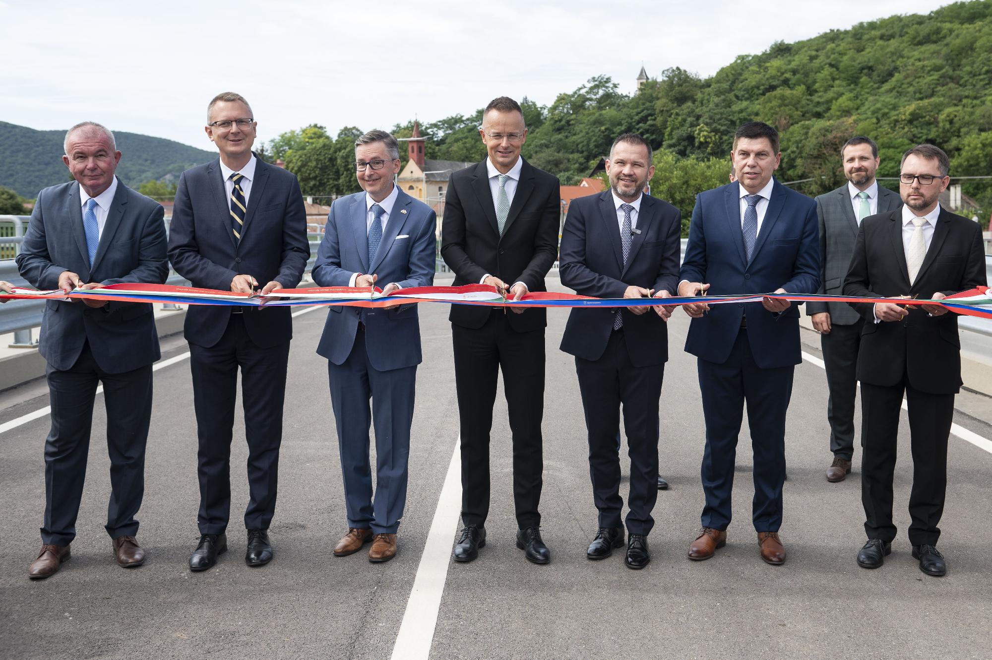 Átadták az új Ipoly-hidat a magyarországi Ipolydamásd és a szlovákiai Helemba között