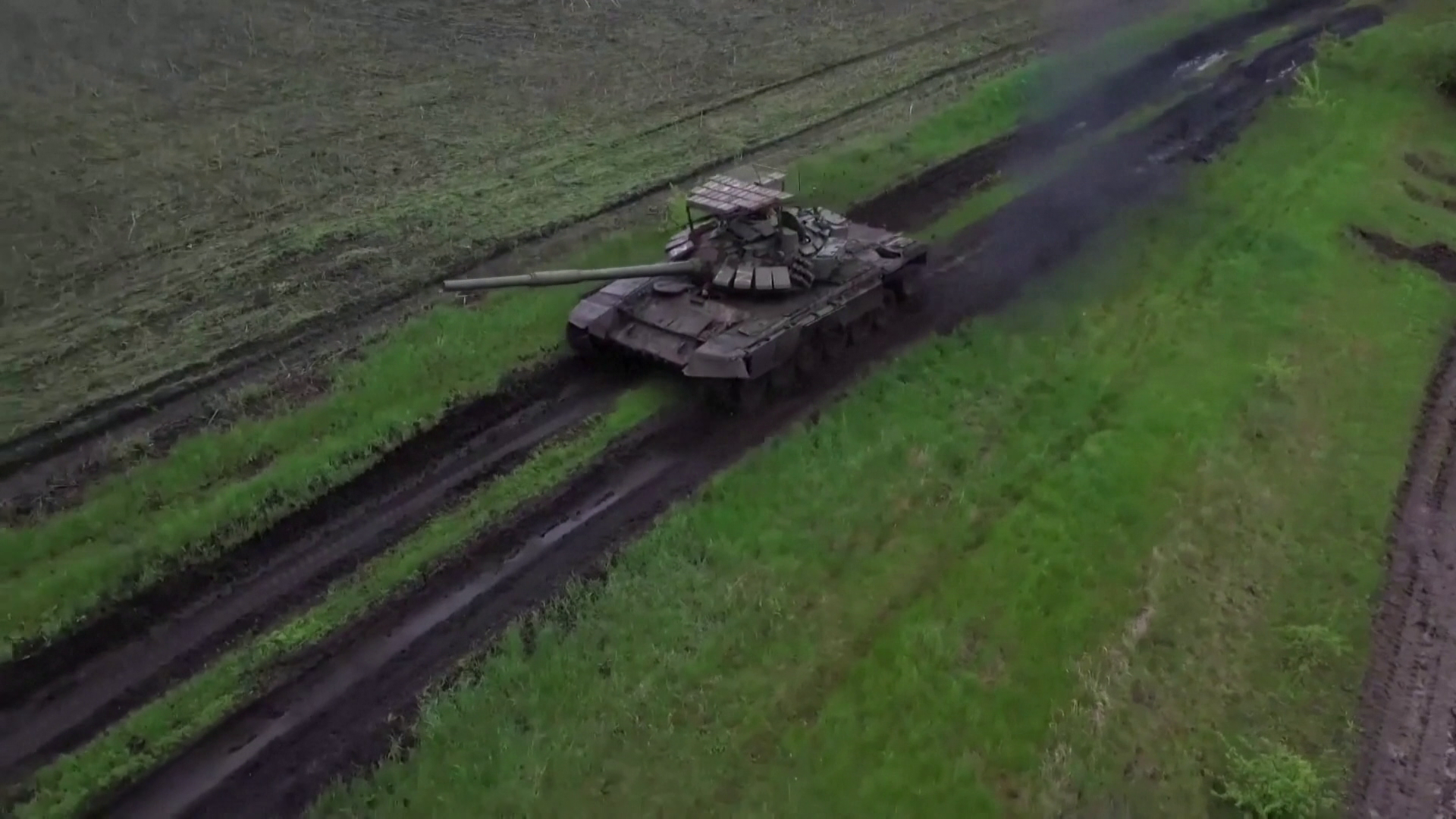 Танковые алеша. Танк разгромил колонну ВСУ. Российская армия уничтожила танк Leopard. Одинокий танк. Уничтожены два танка на границе России.