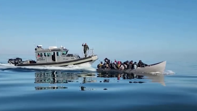 Kalózok fosztogatják az olasz partokhoz érkező migránsokat