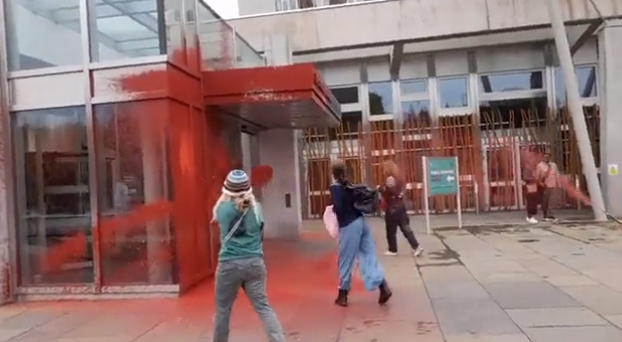 Klímaaktivisták pirosra festették a skót parlament épületének bejáratát