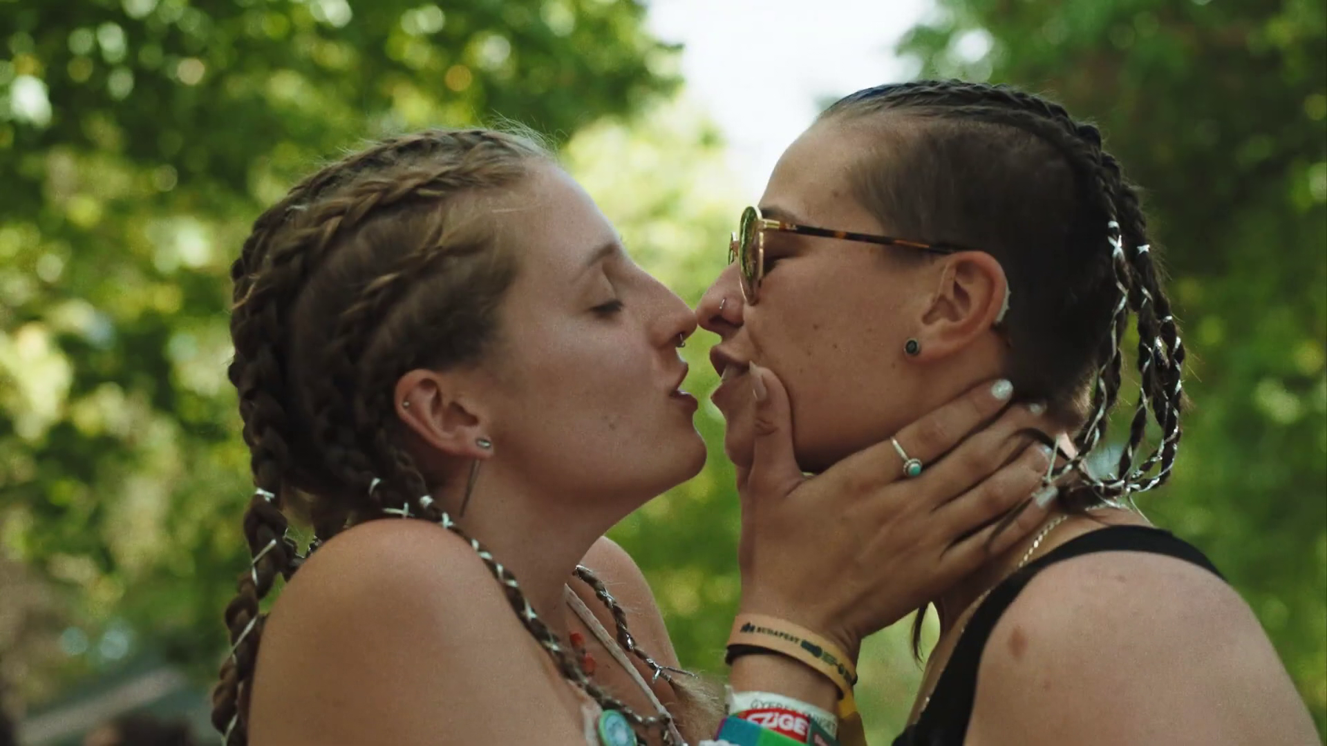 Homoszexuális párok a Sziget Fesztivál reklám videóiban