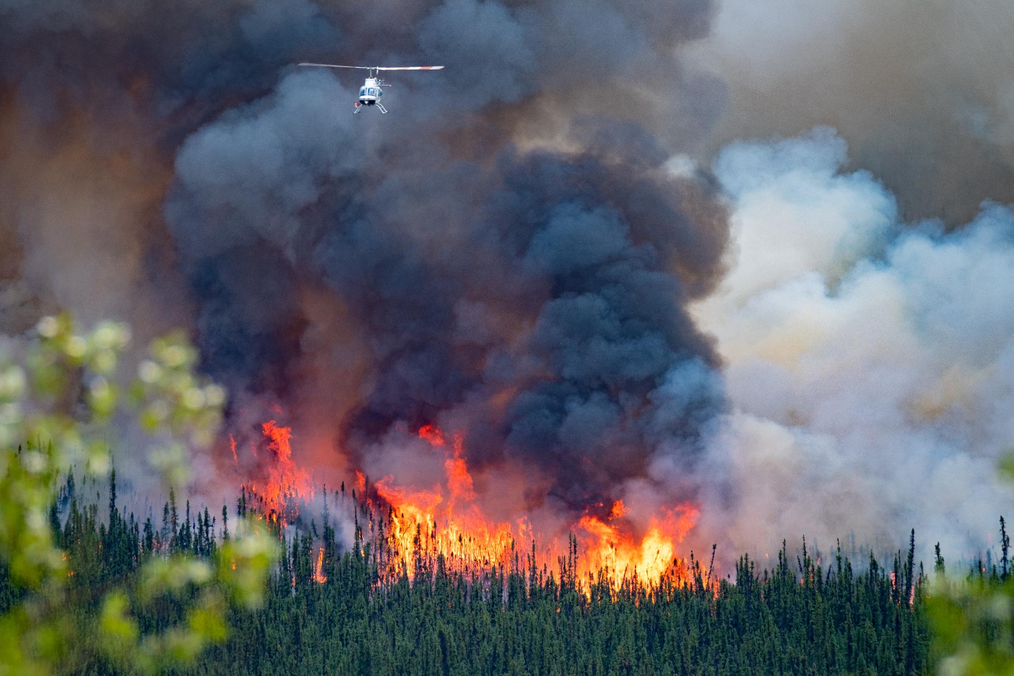 Légi úton is menekítik a lakosságot az erdőtüzek miatt a kanadai Északnyugati Területek fővárosából