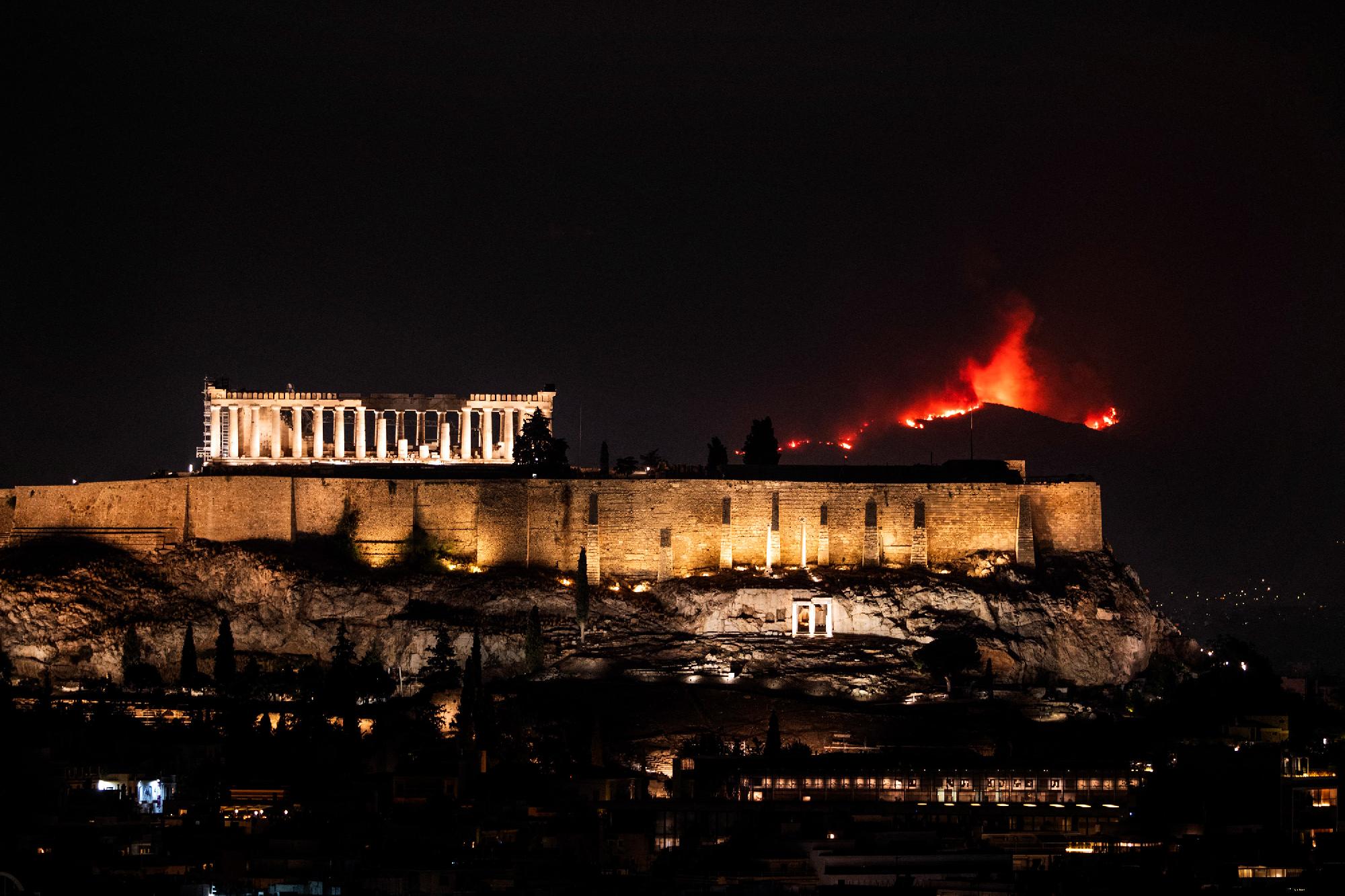 Tovább tombol az erdőtűz Athén mellett, Európa segítségét kérik a görögök