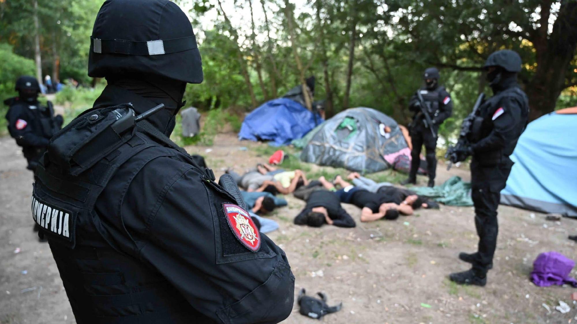 A szerb rendőrök megelégelték a migránsok balhéit, lőfegyvereket foglaltak le tőlük