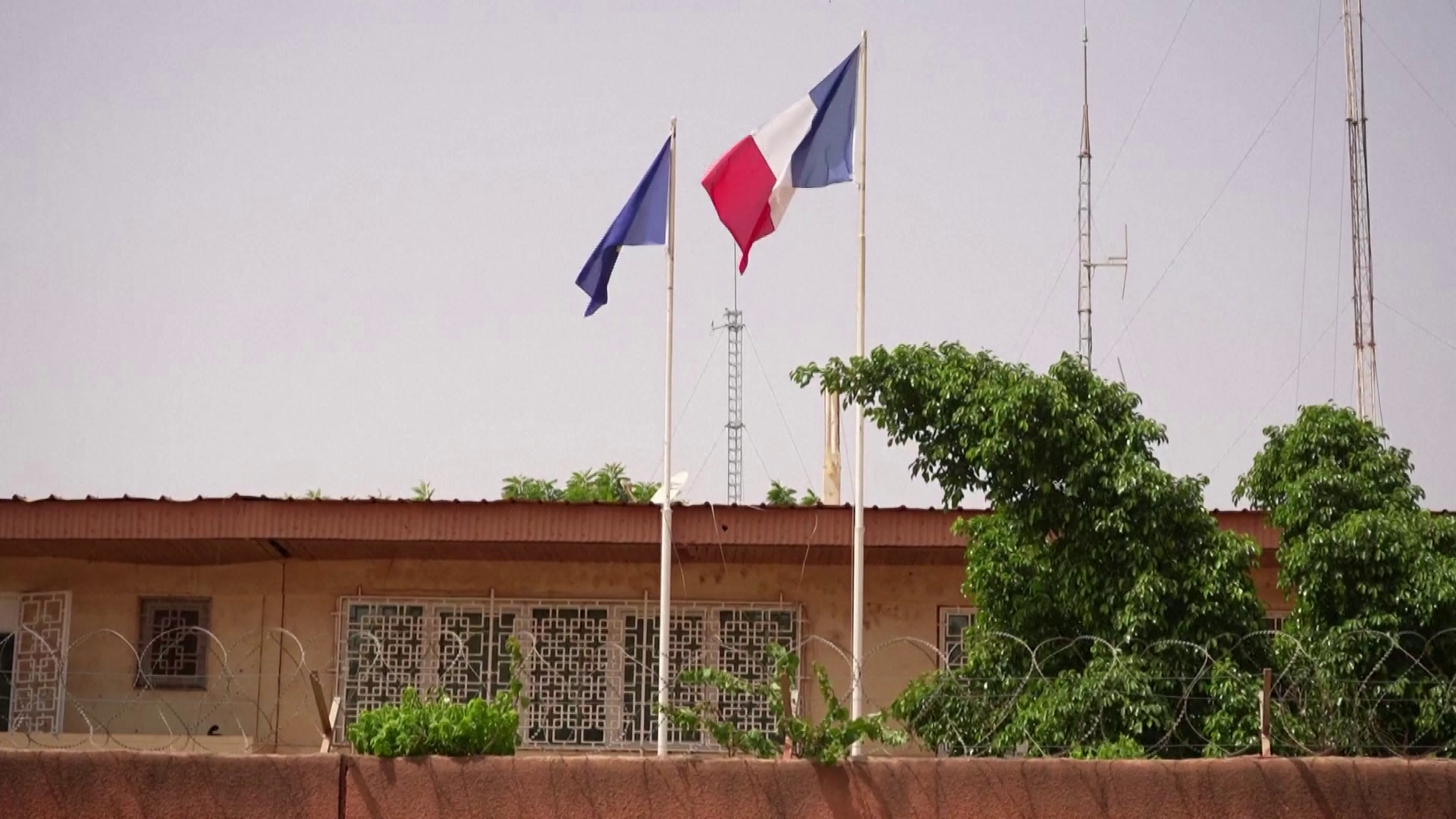 Emmanuel Macron: A francia csapatok az év végéig távoznak Nigerből