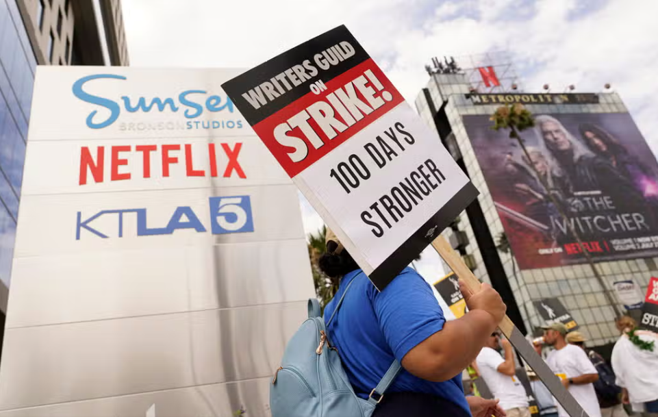 Befejezték sztrájkjukat a hollywoodi forgatókönyvírók, a színészek még folytatják