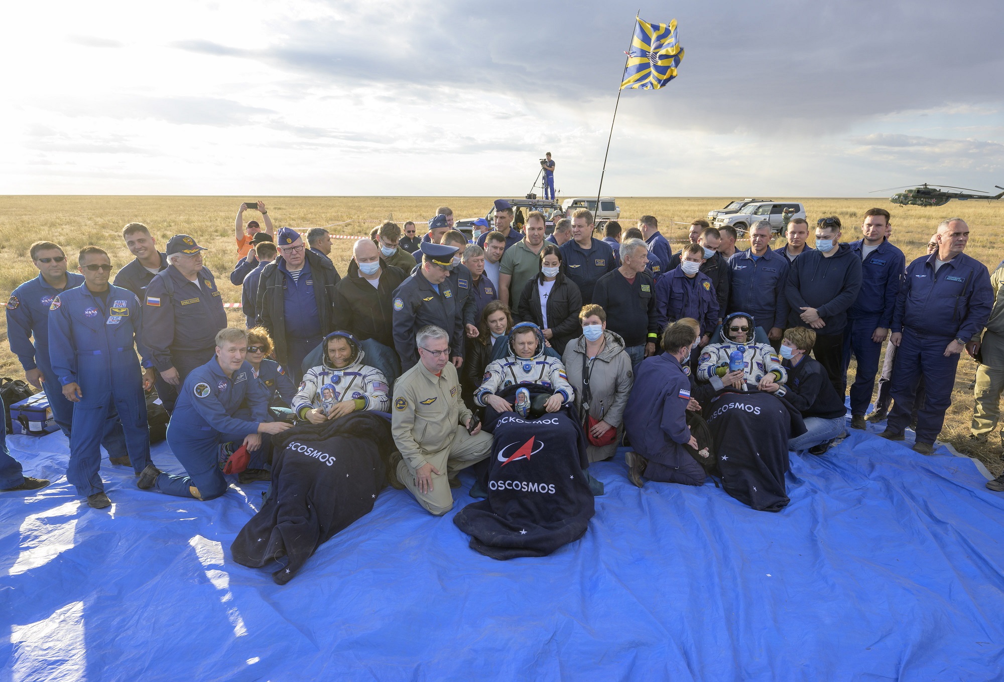 Egy év után visszatért a Földre az orosz-amerikai űrmisszió legénysége
