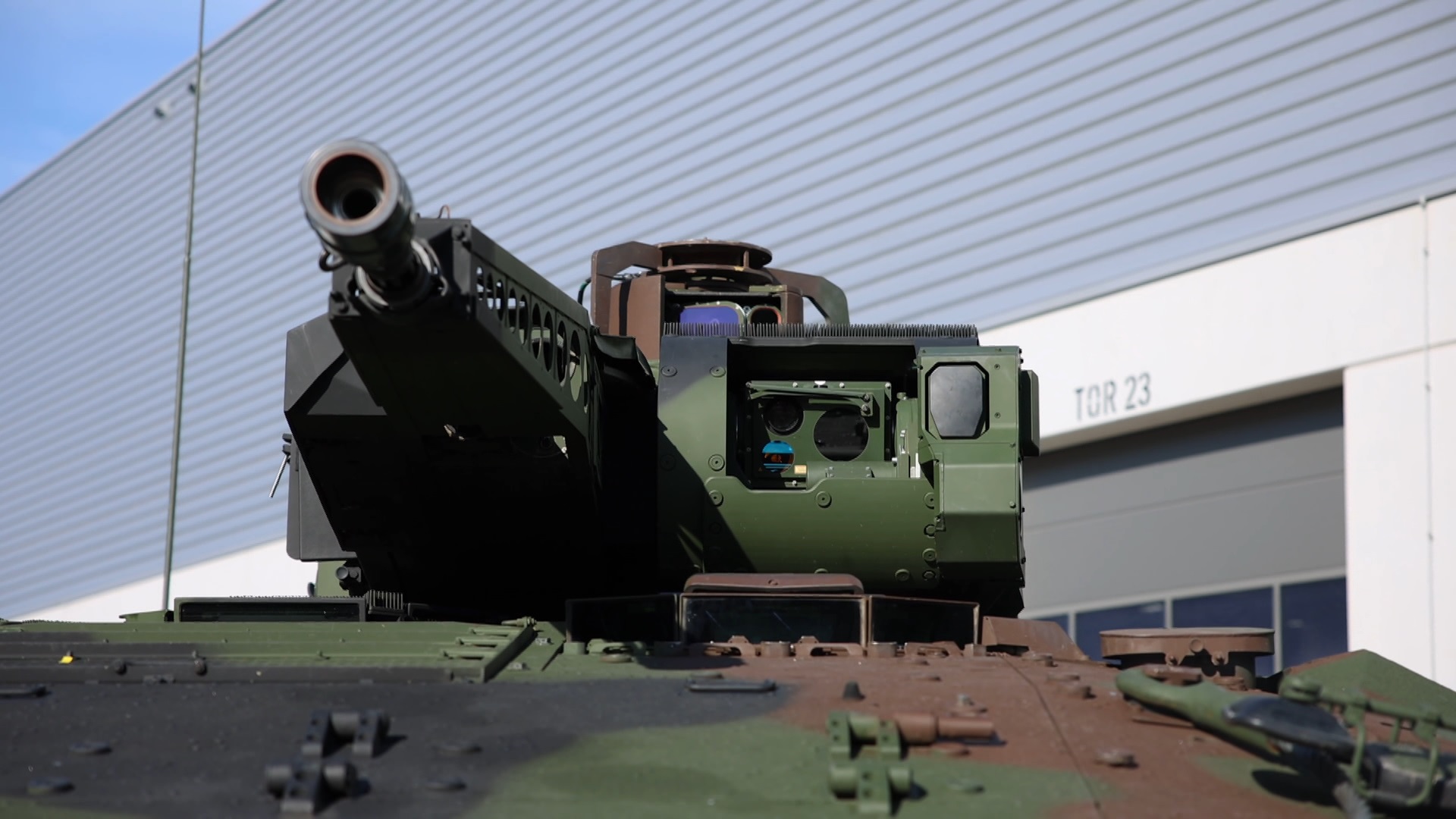 Leopárd tankokat látogatott a honvédelmi miniszter Münchenben
