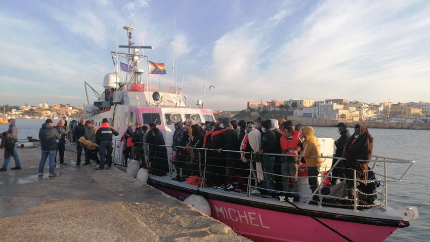 Olasz külügyminiszter: Berlinnek tisztáznia kell, hogy az NGO-hajókkal miért Olaszországba szállíttatja a migránsokat 