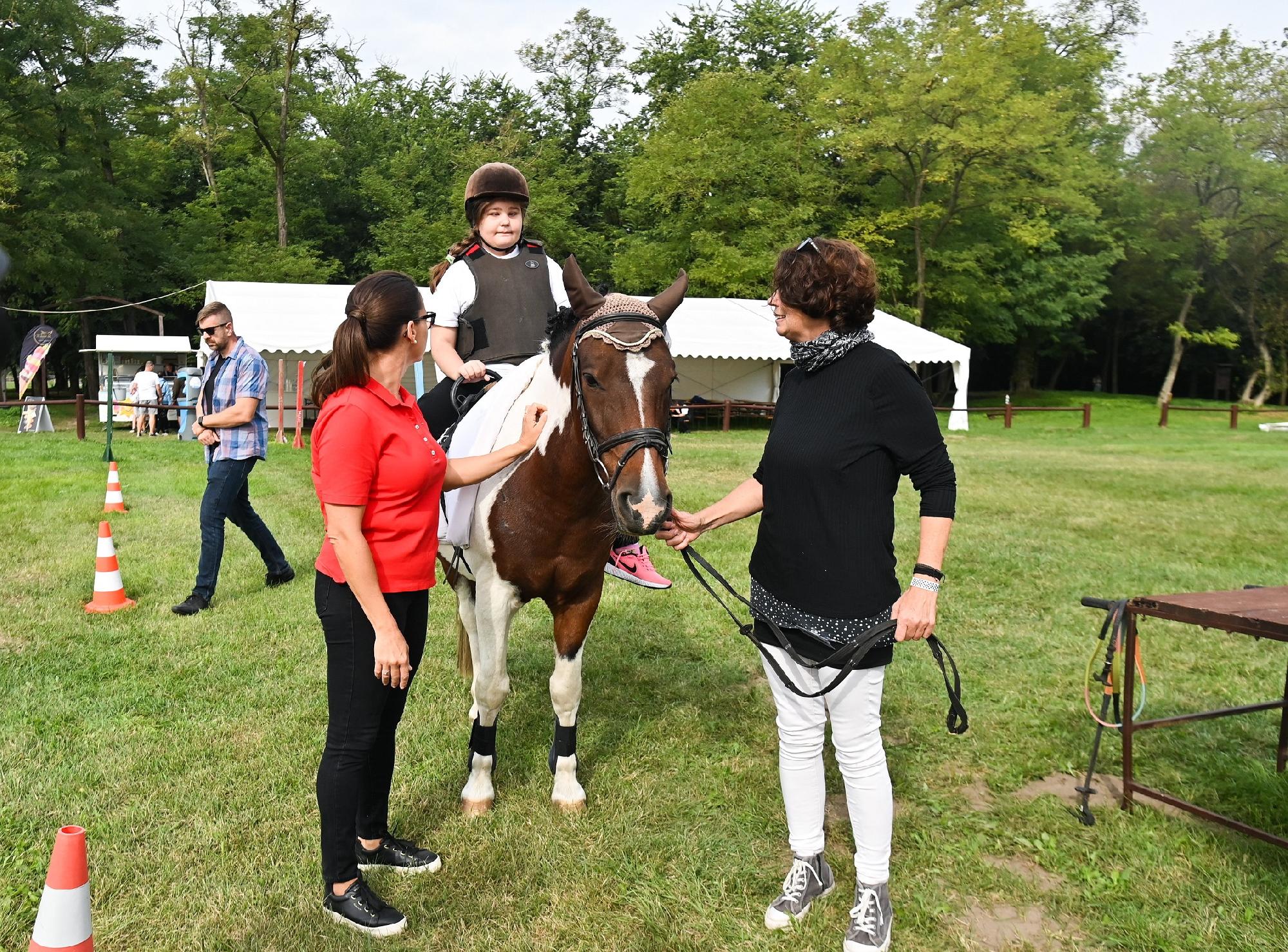 Novák Katalin államfő ellátogatott a fóti lovasterápiás versenyre
