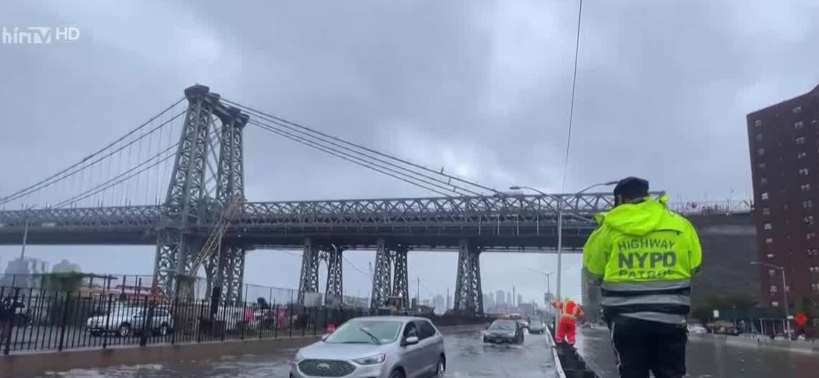 Rekordmennyiségű eső lepte el New York utcáit 