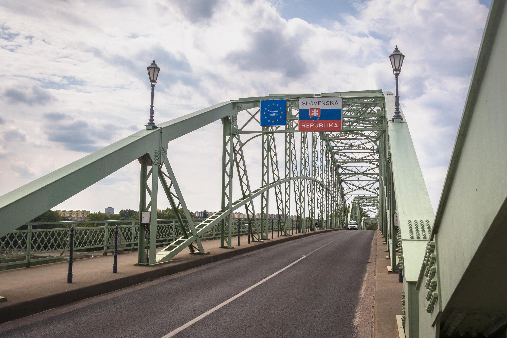 Szlovákia csütörtöktől ideiglenesen visszaállítja a határellenőrzéseket a magyar határon