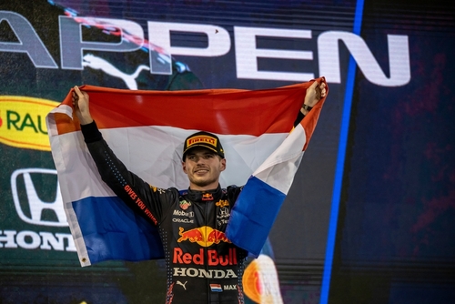 Verstappen címét megvédve harmadszor világbajnok 