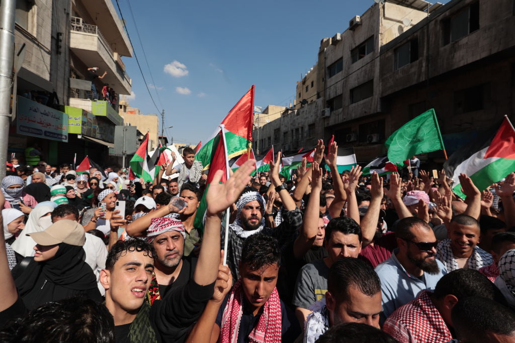 Muzulmánok tízezrei tüntettek a Közel-Keleten