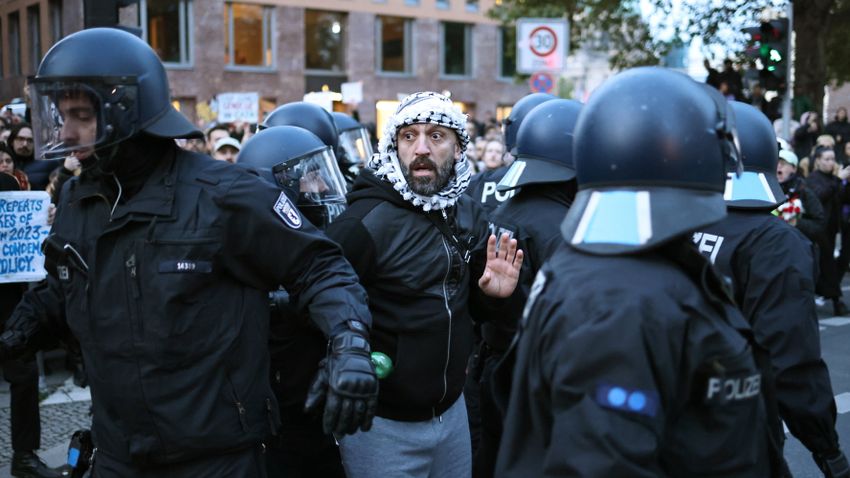 Ismét rendőrökre támadtak tüntetők Berlinben 