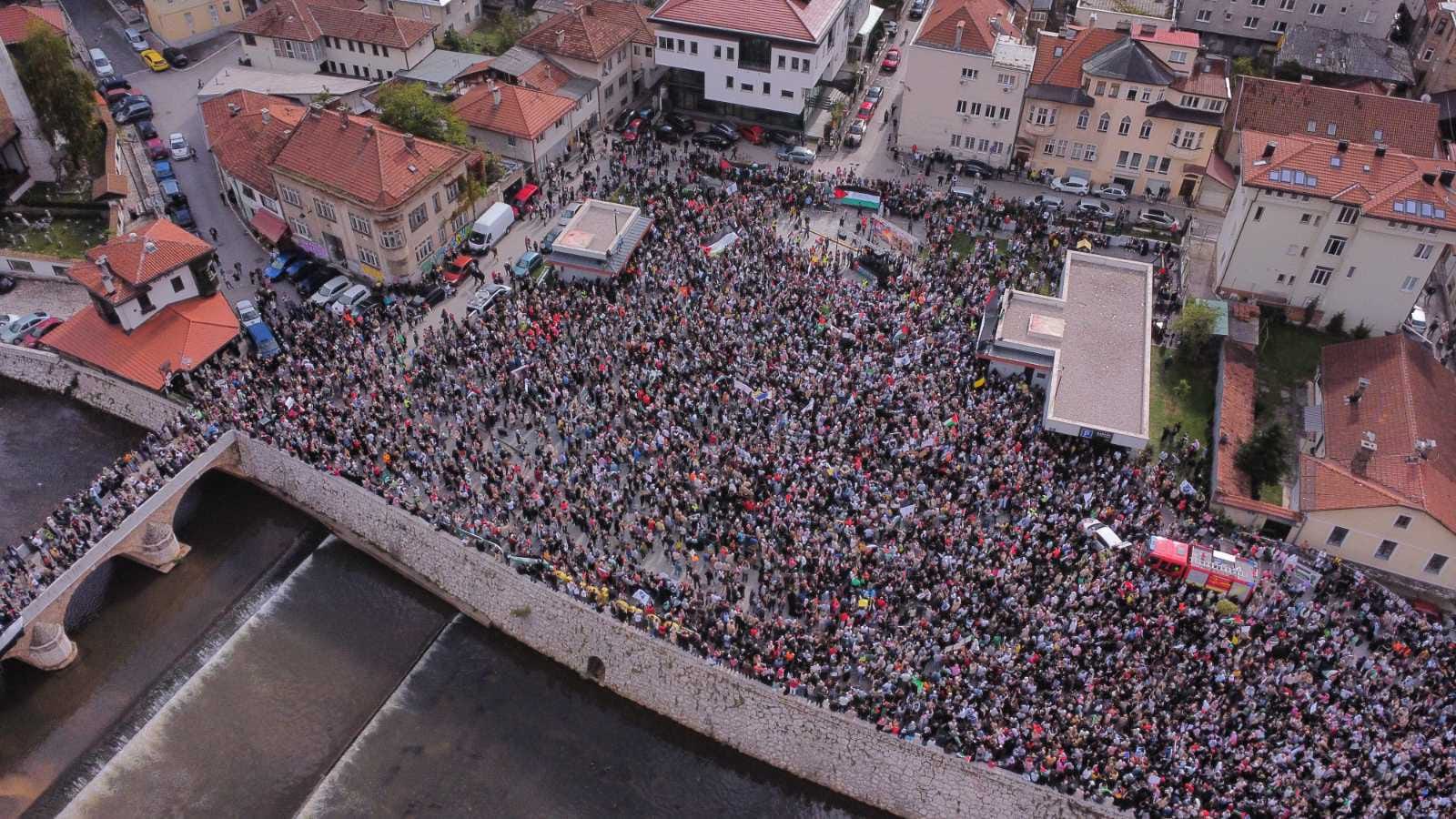 Mintegy kétezren tüntettek Szarajevóban Palesztina mellett