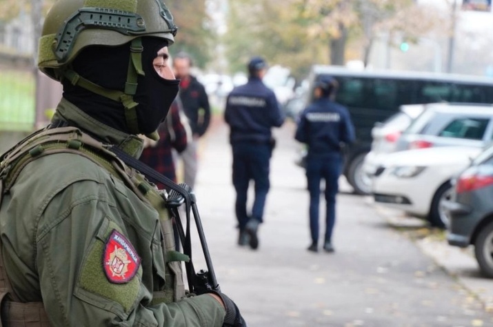 A szerb rendőrség megszállta Horgost, összegyűjtötték a lövöldöző migránsokat