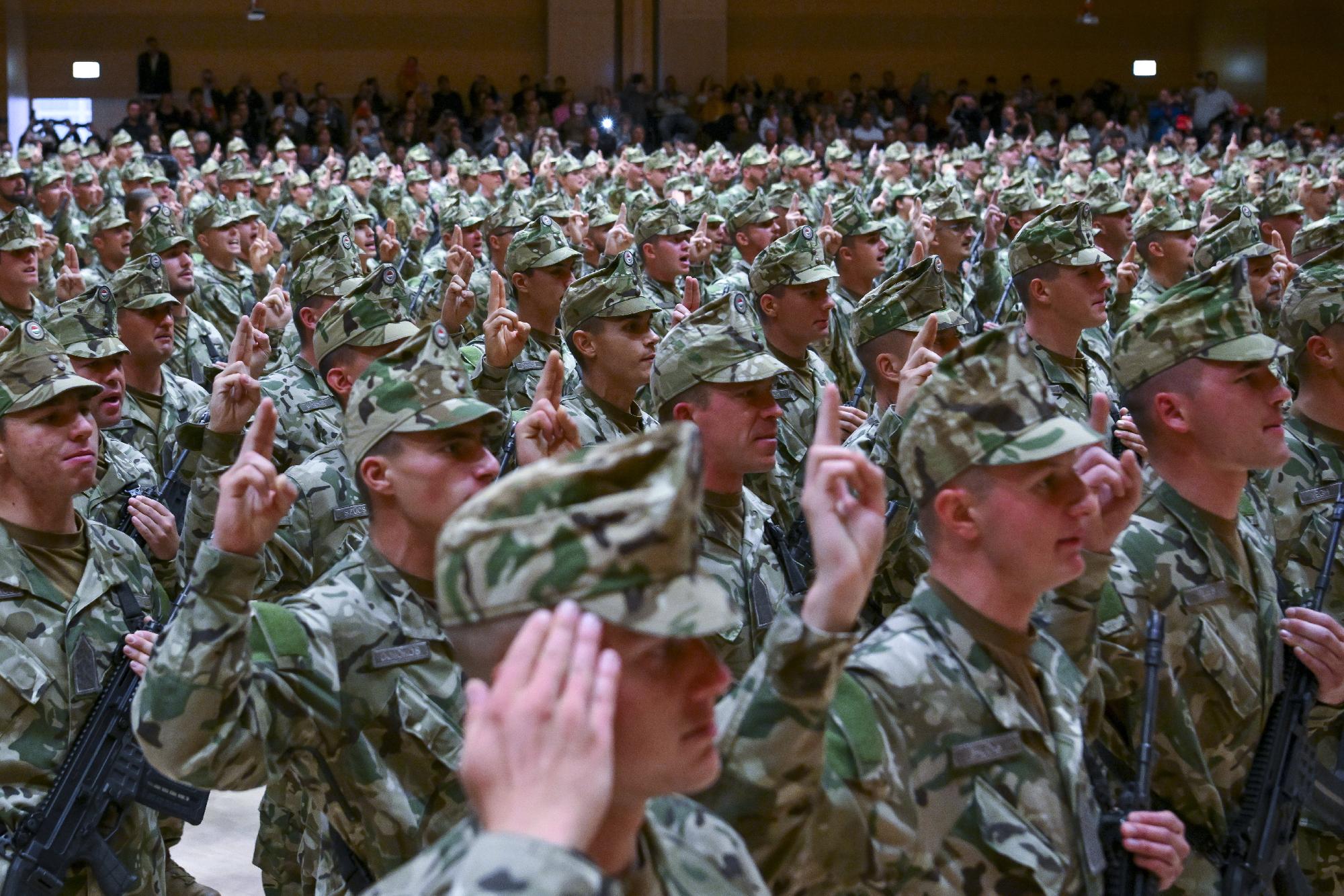 Csaknem négyszáz katona tett ünnepélyes esküt Debrecenben