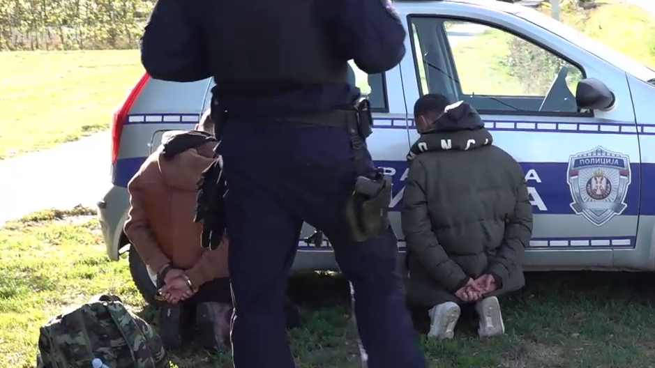 Állig felfegyverzett rendőrök gyűjtik be a migránsokat a déli határnál