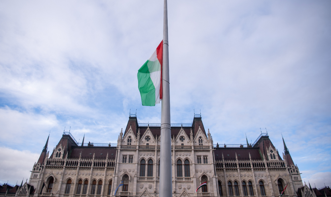 Félárbócra eresztették a magyar zászlót a pesti srácok tiszteletéül
