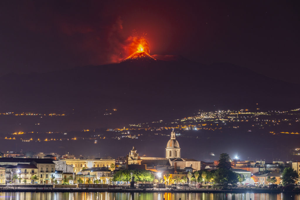 Nagy mennyiségű lávát okádott az Etna