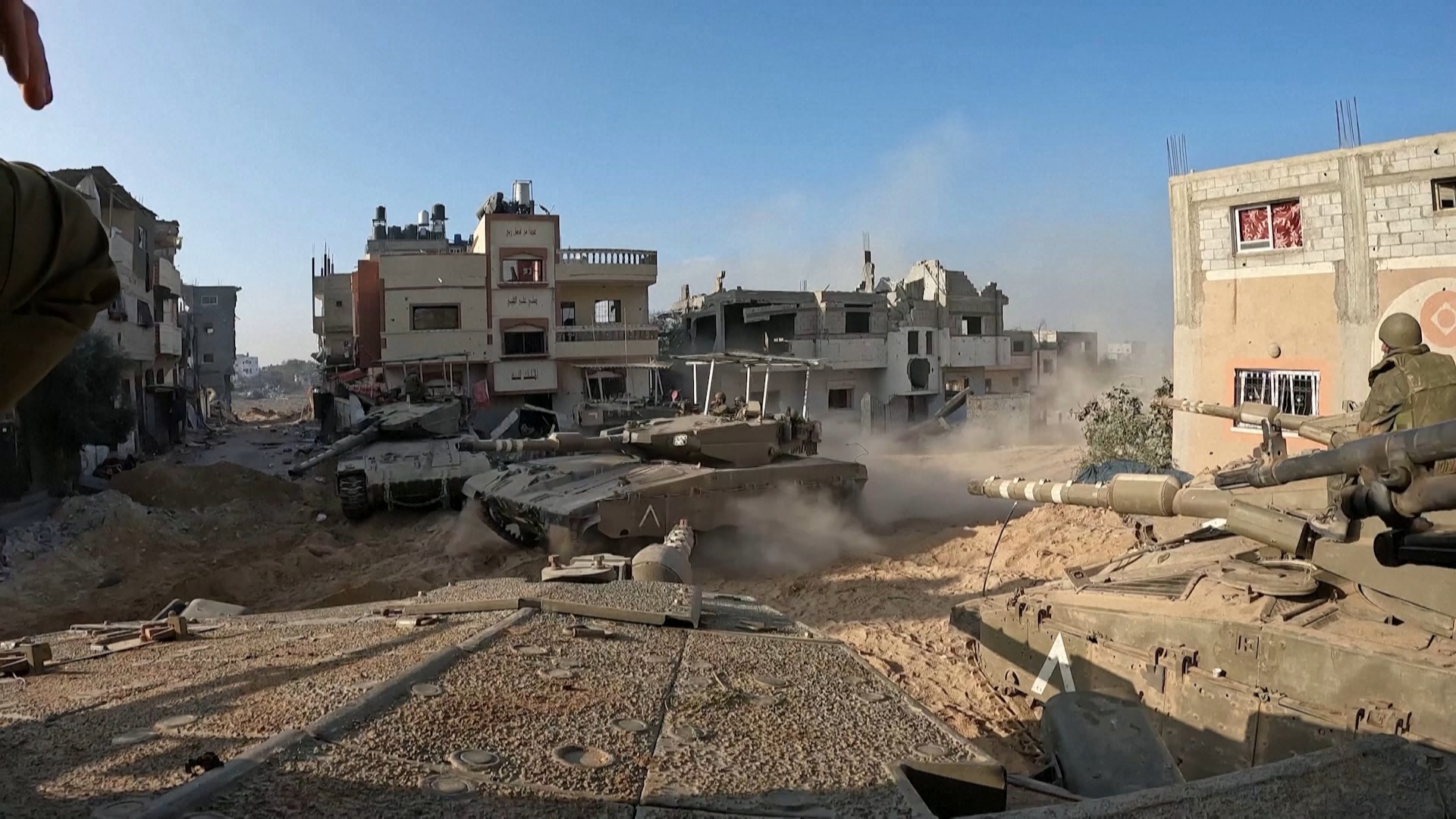 Az izraeli hadsereg teljesen körbevette az Al-Shifa kórházat + videó