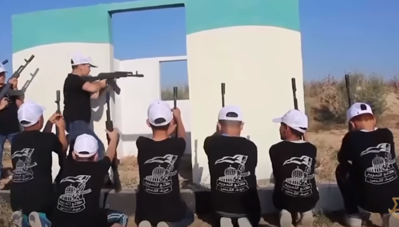 Így képzi harcokra a gyerekeket a Hamász + videó