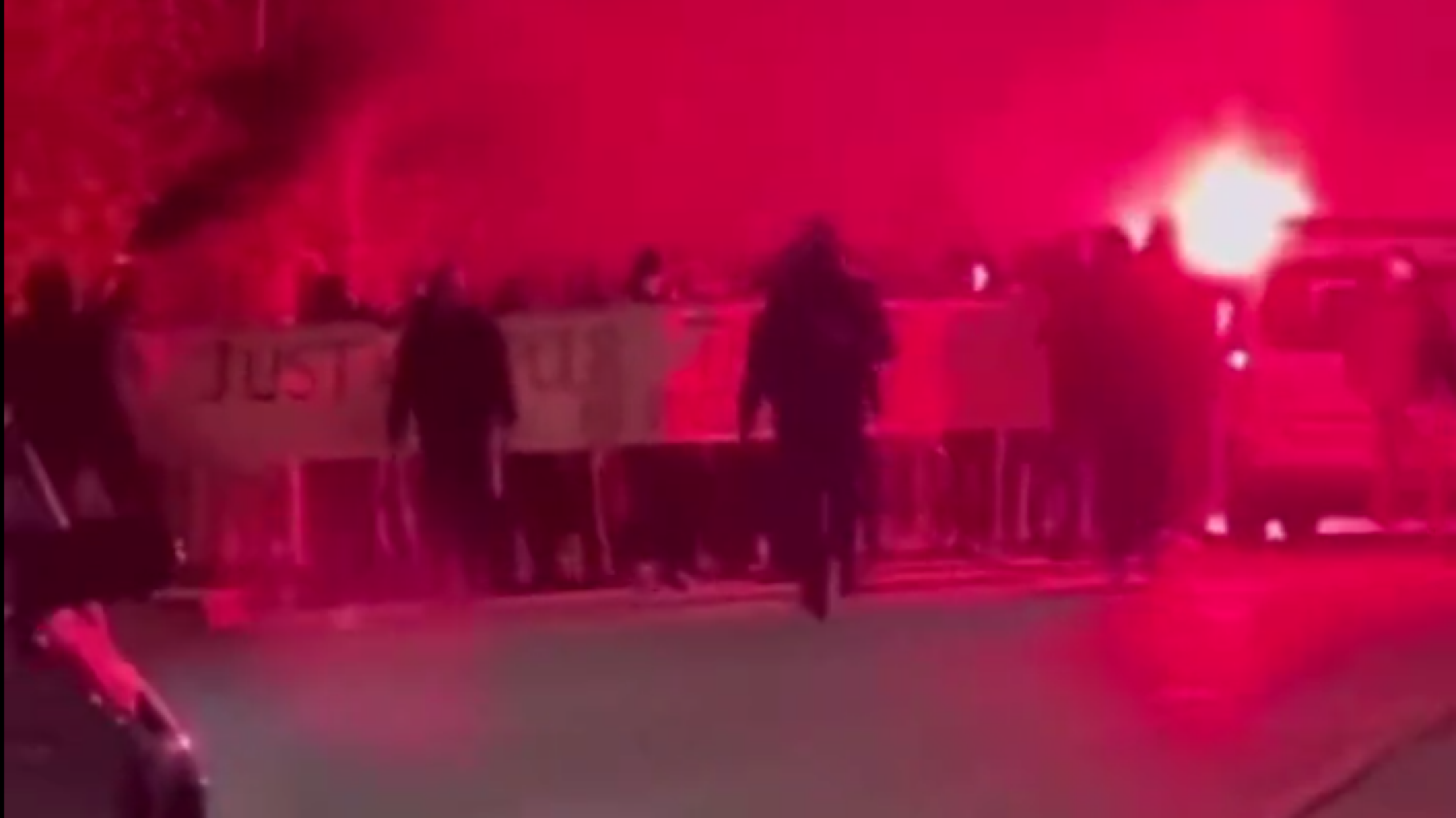 Francia fiatalok behatoltak egy no-go zónába, elegük lett a bevándorlókból + videó