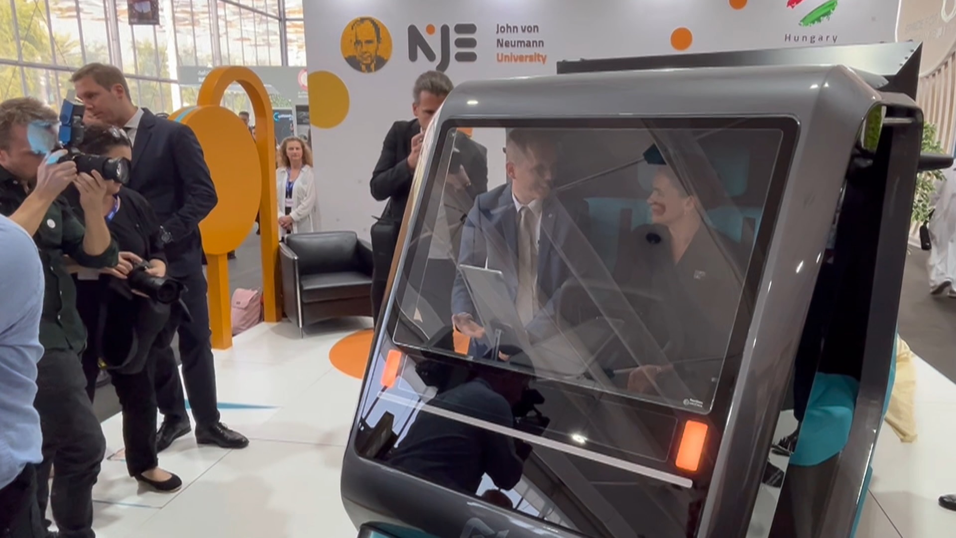 Magyar tervezők új hidrogénhajtású járművét mutatták be Dubajban