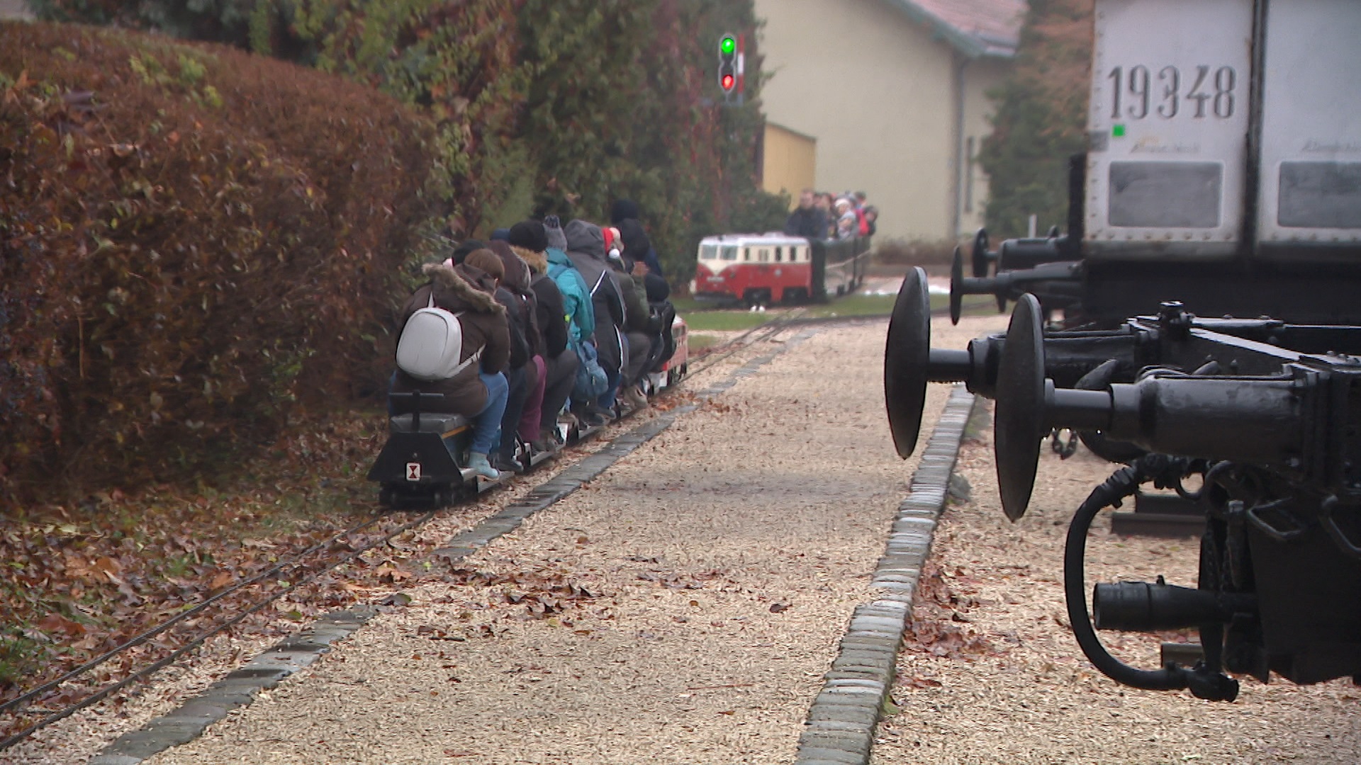 Ebben az évben is vonattal érkezve várták a Mikulást a Vasúttörténeti Parkban + videó