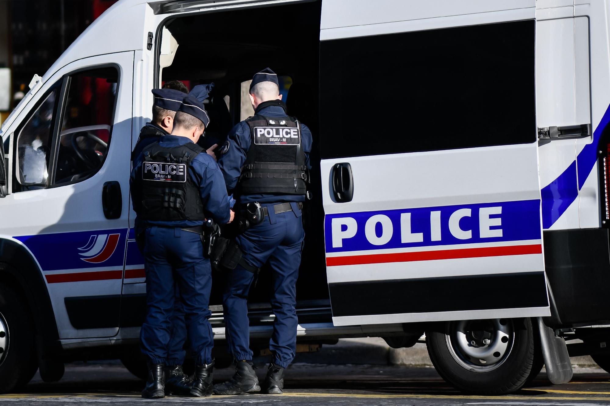 Radikális iszlamista gyilkolt a nyílt utcán Párizsban + videó