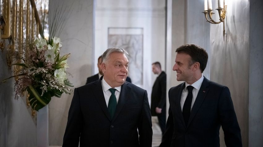 Így fogadta Macron Orbán Viktort Párizsban + videó