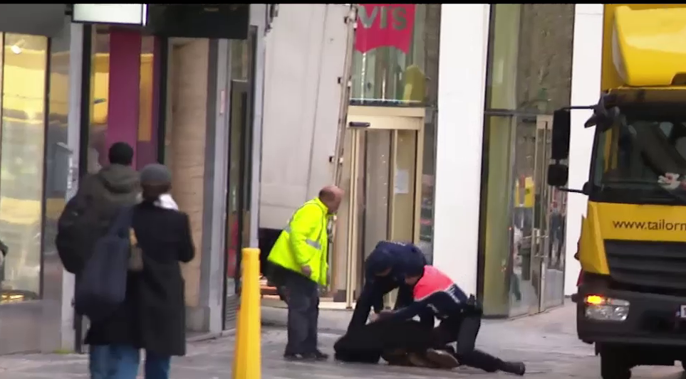 Élőben rögzítette a HírTV kamerája a bűncselekményre készülő fiatalember akcióját Brüsszelben + videó