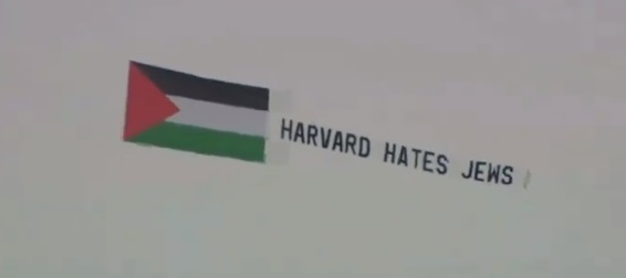 „Harvard gyűlöli a zsidókat” - ilyen üzenet jelent meg az egyetem felett + videó
