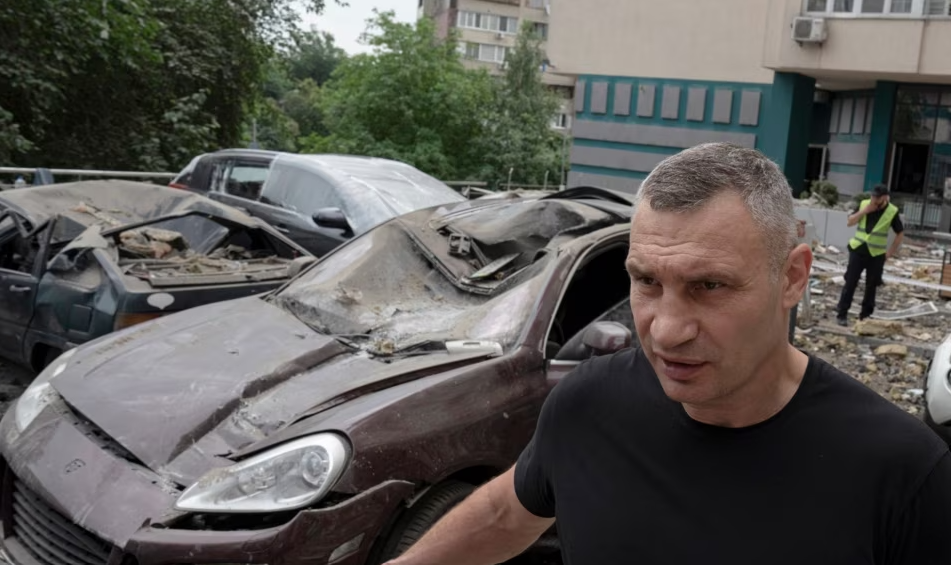 Kijev lakónegyedeiben orosz rakéták darabjai hullottak az égből